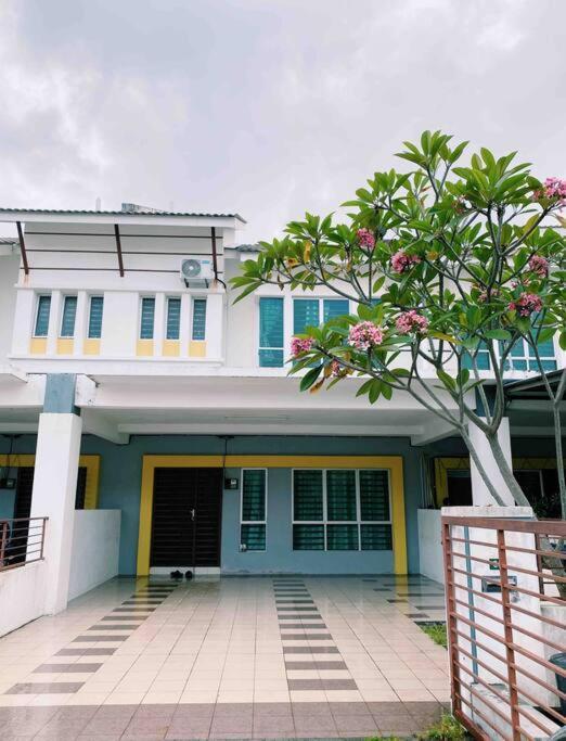 Spacious Cozy Lakeville Homestay 4 Bedrooms All With Aircond Seri Iskandar Kültér fotó
